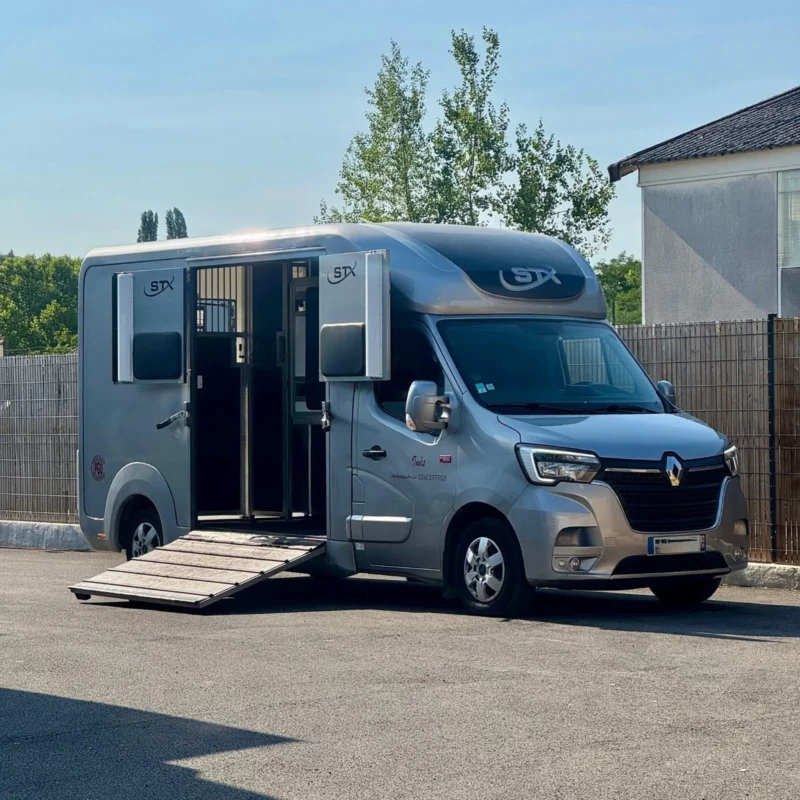 Camion Chevaux Renault Master STX - 2021 - 165 cv