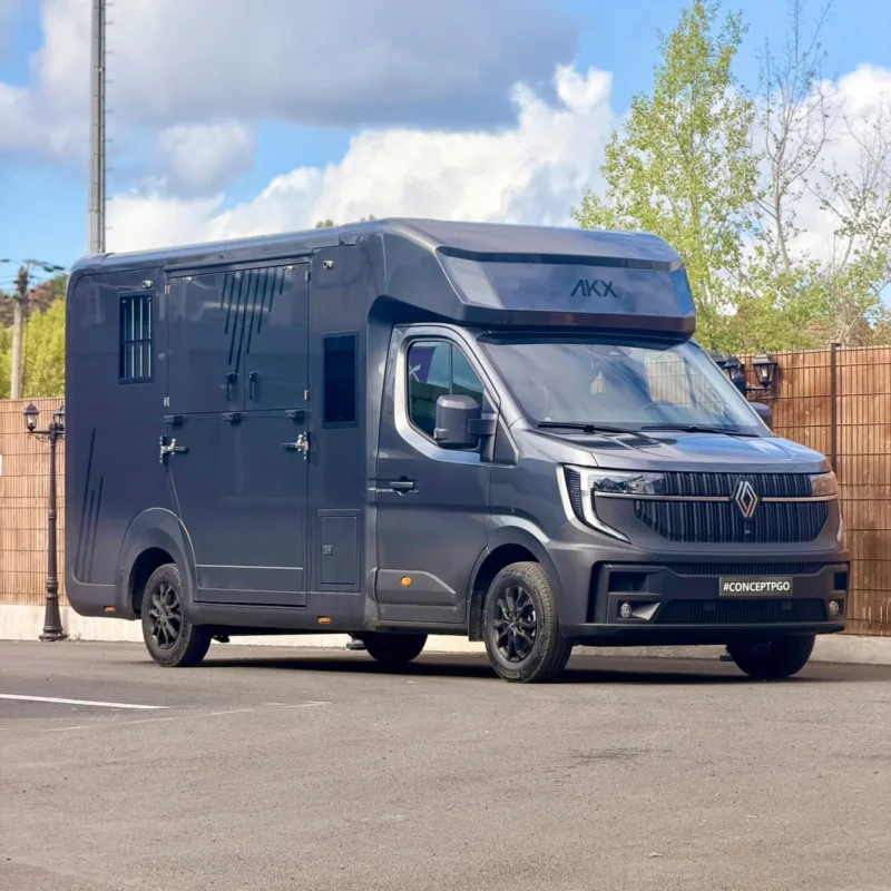 Camion chevaux VL Renault Master AKX gris anthracite, vue de trois quarts avant sur parking